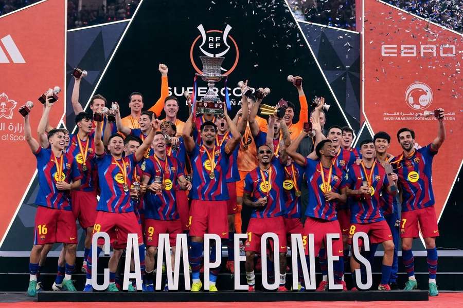 Barcelona lift Super CUP