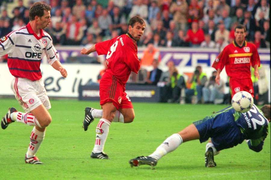 Ulf Kirsten trifft beim 2:0-Sieg im August 1999.