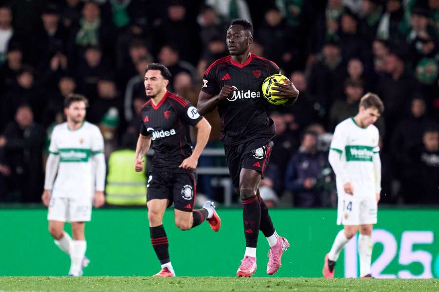 Akor Adams, con un doblete, vital para el empate del Sevilla