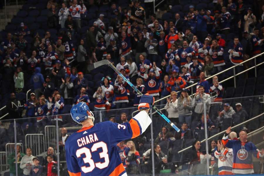 Zdeno Chára sa lúči s fanúšikmi vo svojom poslednom dueli v NHL. 