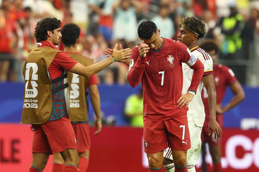 A decepção de Cristiano Ronaldo com a eliminação portuguesa A decepção de Cristiano Ronaldo com a eliminação portuguesa