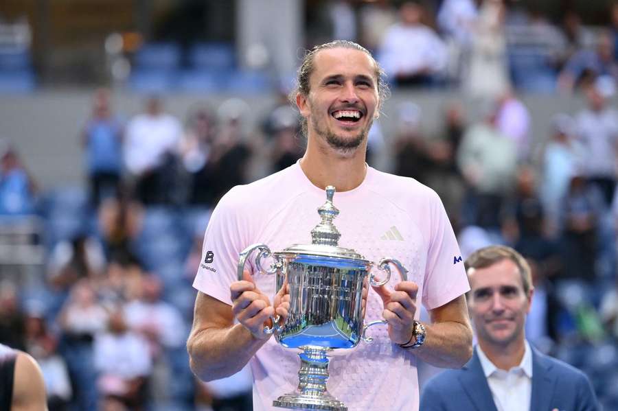 Alexander Zverev com o troféu do Open dos Estados Unidos