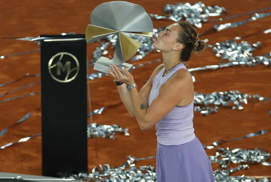 Sabalenka, con su trofeo de campeona en Madrid