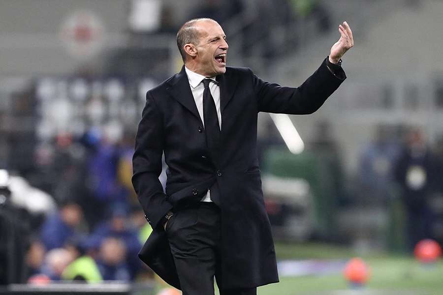 Massimiliano Allegri udílí pokyny během Derby della Madonnina. Massimiliano Allegri udílí pokyny během Derby della Madonnina.