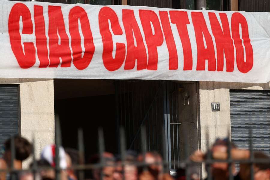 Lo striscione dei tifosi: Lo striscione dei tifosi: