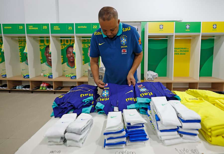 Roupeiro brasileiro com os novos uniformes dos pentacampeões