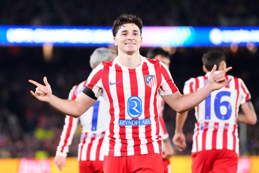 Julián Álvarez abriu o placar para o Atlético de Madrid no Camp Nou