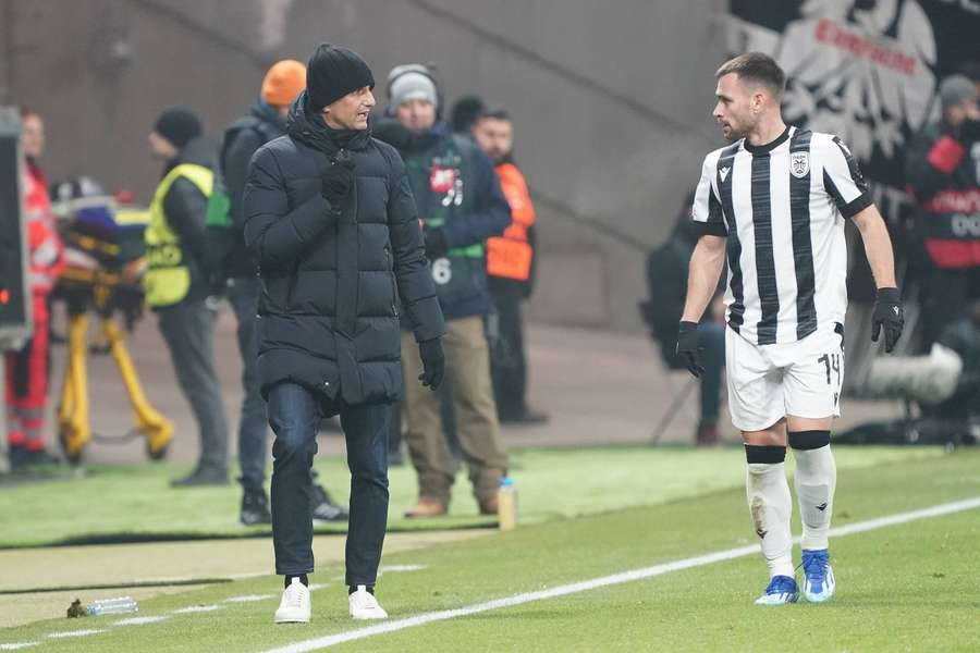 Răzvan Lucescu îi oferă indicații lui Zivkovic în meciul de la Frankfurt