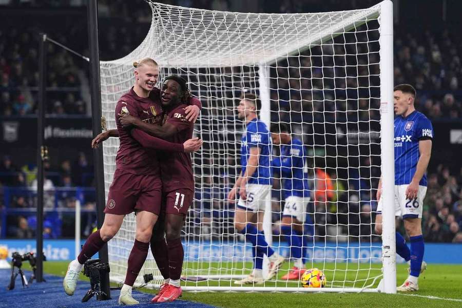 Erling Haaland, del Manchester City, celebrando el quinto gol de su equipo con su compañero Jeremy Doku.
