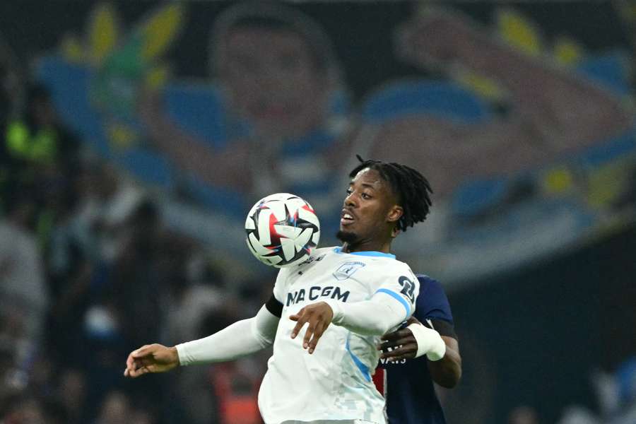 Elye Wahi pode rumar a Inglaterra