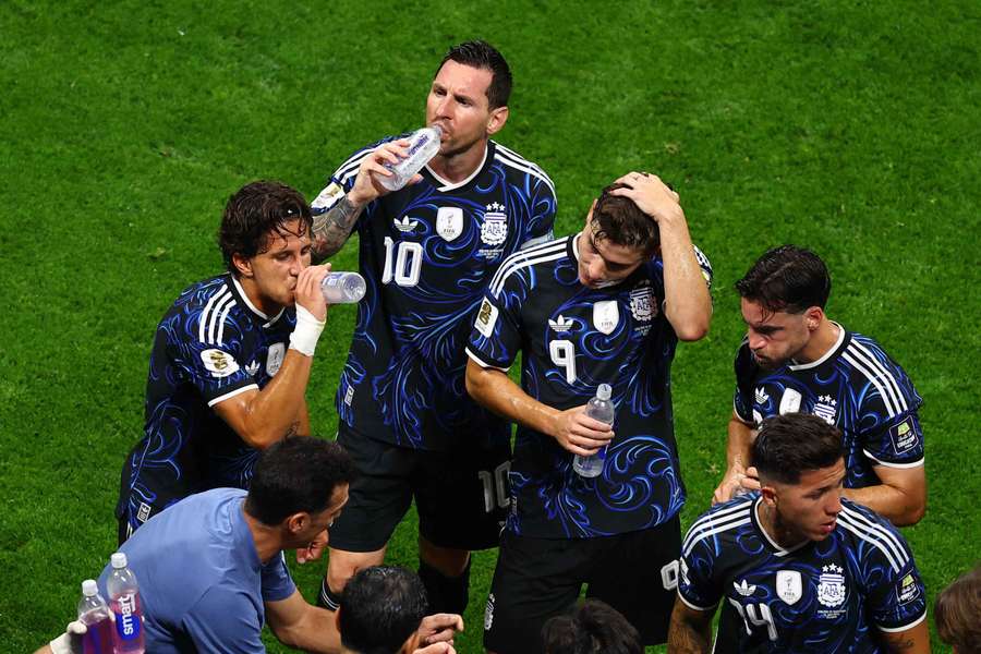 Messi a spol. počas občerstvovacej prestávky. Messi a spol. počas občerstvovacej prestávky.