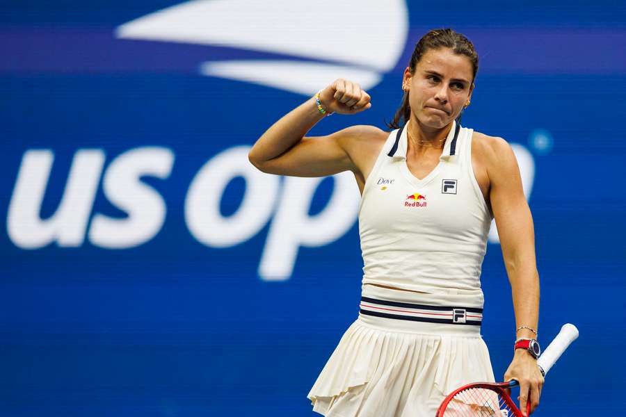 Emma Navarro punches the air during the match