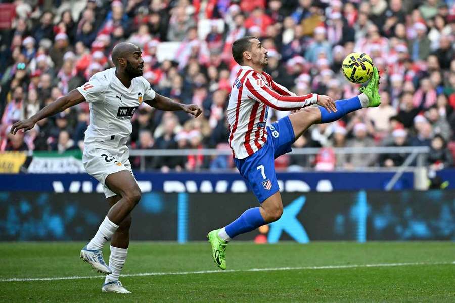 Antoine Griezmann podczas przyjęcia piłki przed swoim golem przeciwko Valencii Antoine Griezmann podczas przyjęcia piłki przed swoim golem przeciwko Valencii