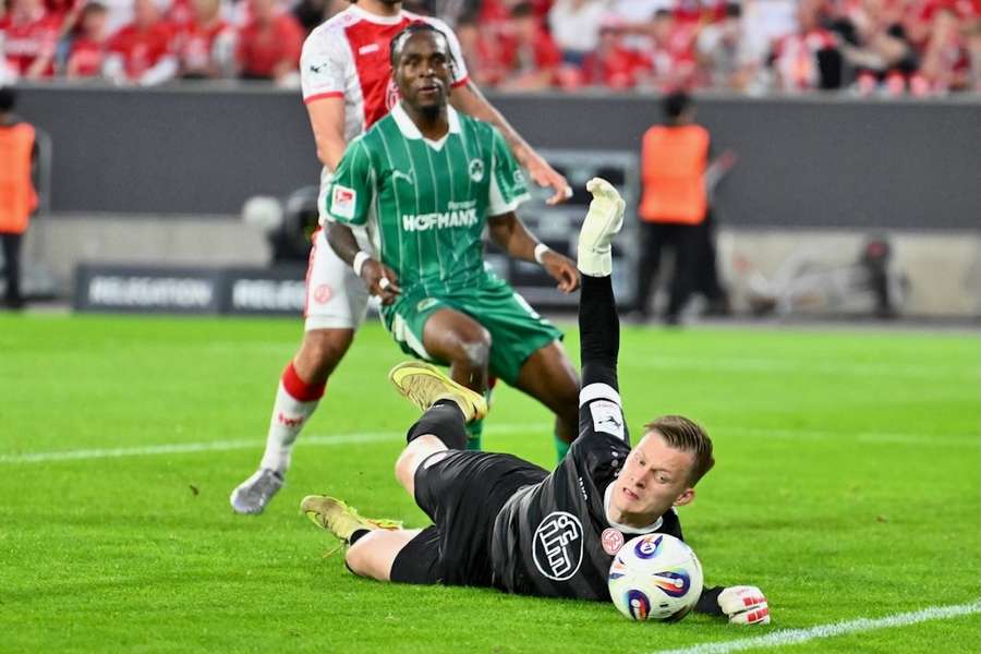 Auch Noel Futkeu (h.) konnte das Essener Bollwerk im Hinspiel der Relegation nicht überwinden.