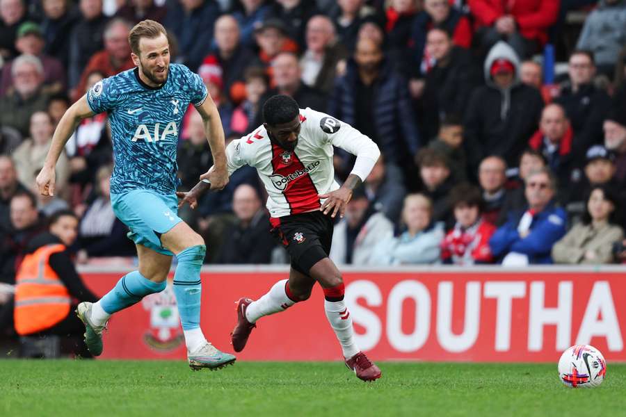 Tottenham Hotspur's English striker Harry Kane fights for the ball during his side's disappointing 3-3 draw with Southampton 