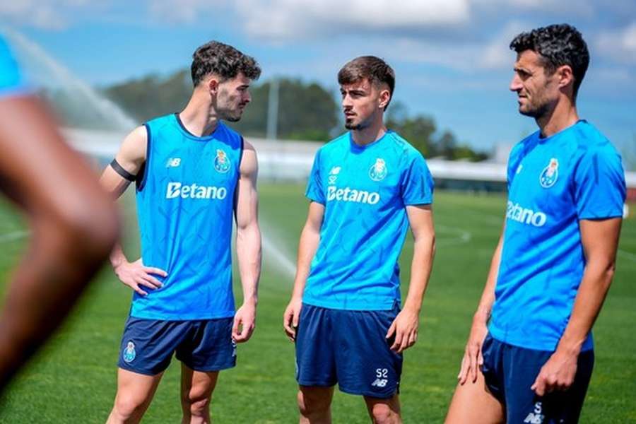 Zé Pedro, Martim Fernandes e Marcano no treino do FC Porto