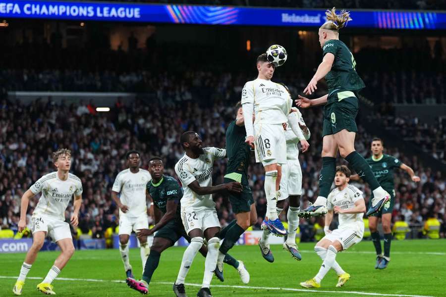 Haaland y Valverde saltan a por el balón