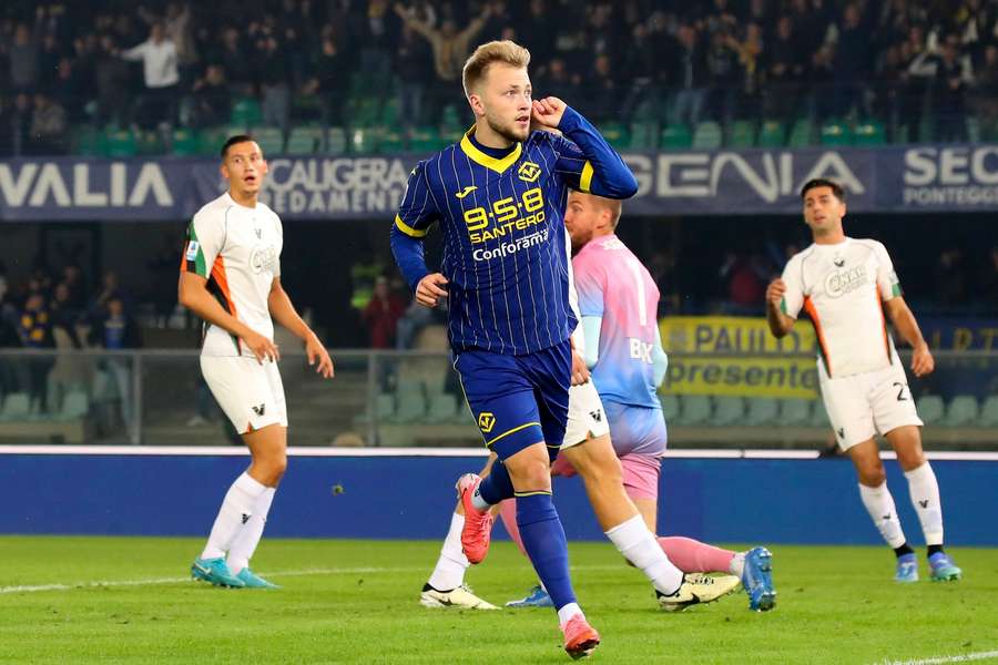 Casper Tengstedt leva quatro golos em oito jogos pelo Verona