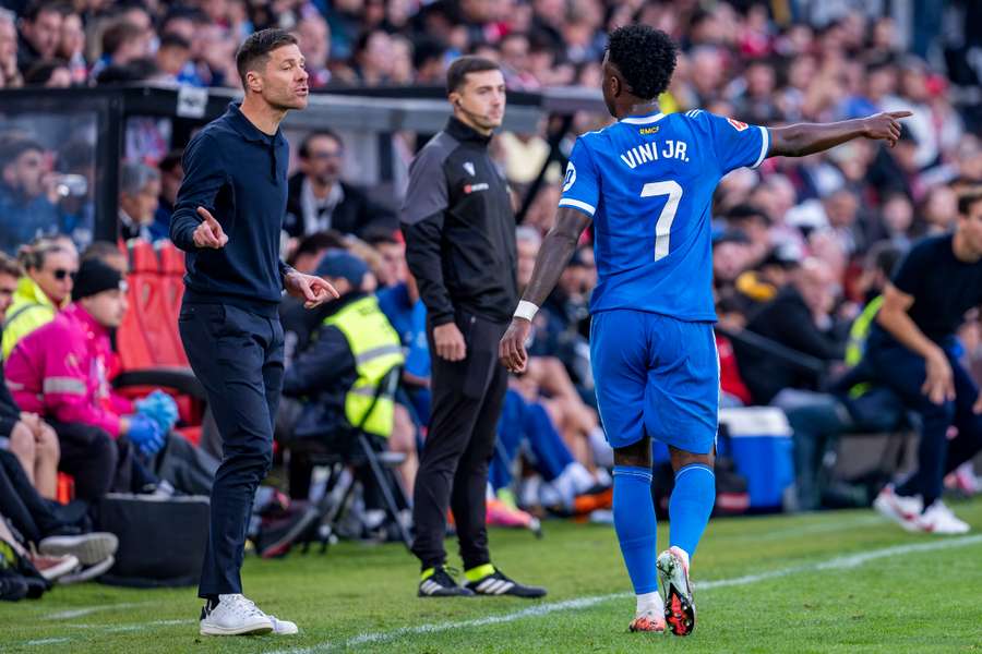 Vestiário turbulento do Real Madrid tem sido um desafio para Xabi Alonso Vestiário turbulento do Real Madrid tem sido um desafio para Xabi Alonso