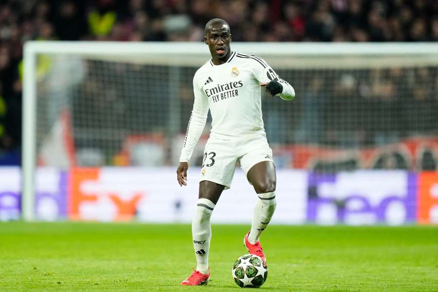 Ferland Mendy conduce el balón