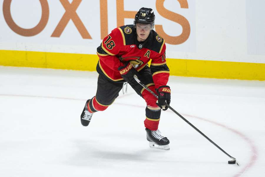 Tim Stützle am Puck