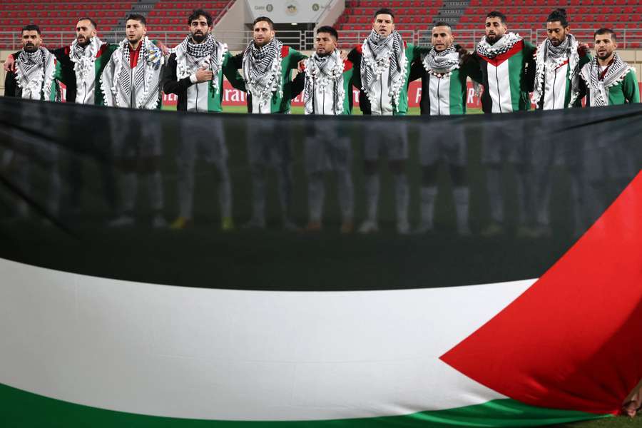 La nazionale palestinese durante l'inno