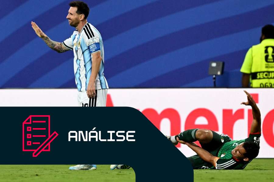 Lionel Messi, da Argentina, gesticula para o árbitro após a sua falta sobre Aissa Mandi, da Argélia