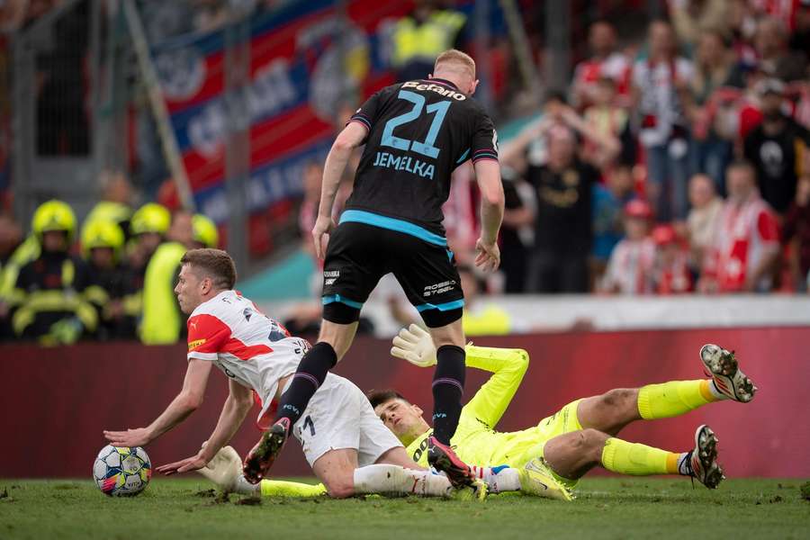 Douděra byl Jemelkou faulovaný a Slavia měla zahrávat penaltu.