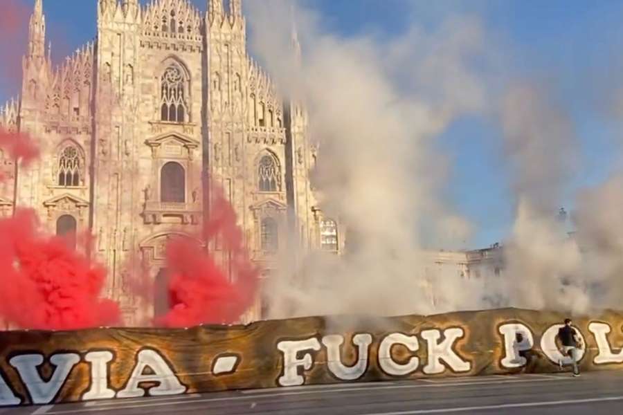 Al Duomo in scena i tifosi dello Slavia Praga con uno striscione anti-polizia - VIDEO