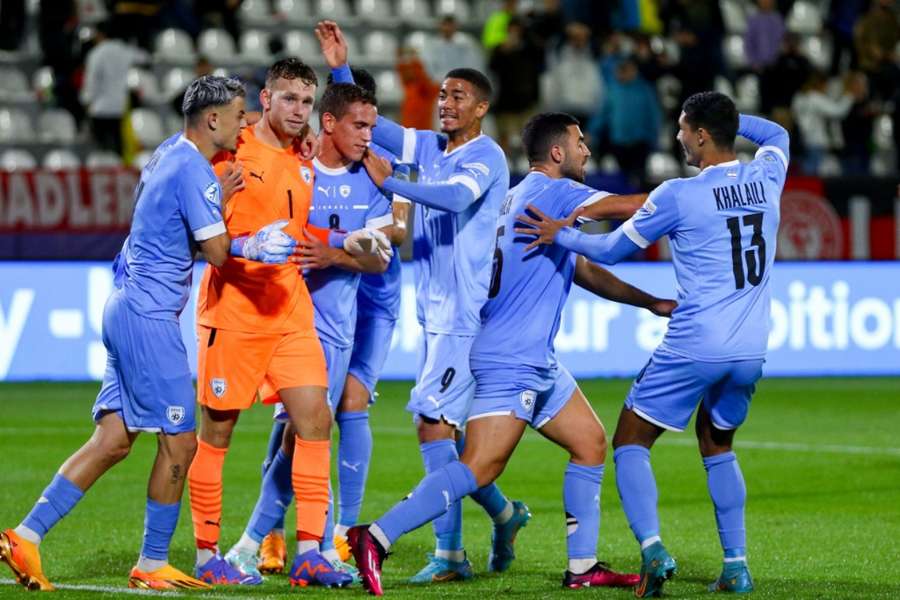 Los jugadores de Israel celebran su victoria en la tanda de penaltis