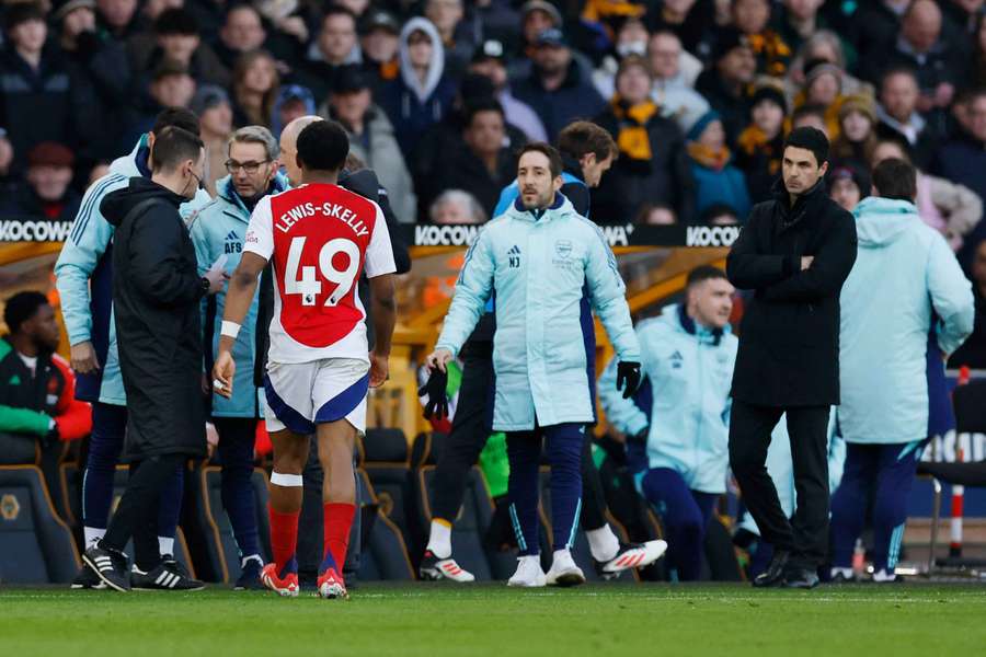 Reação do banco do Arsenal após a expulsão de Myles Lewis-Skelly