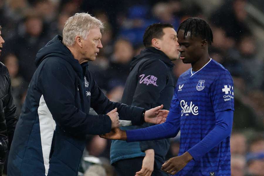 Tyrique George being taken off by David Moyes