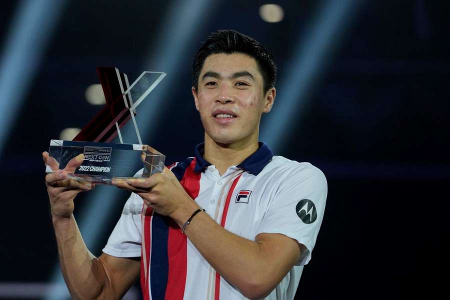 Brandon Nakashima ridica trofeul ATP Next Gen 