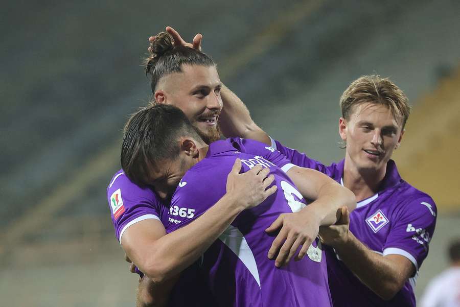 Radu Drăgușin a oferit un assist în victoria Fiorentinei cu Benevento: formația Viola s-a calificat în șaisprezecimile Cupei Italiei Radu Drăgușin a oferit un assist în victoria Fiorentinei cu Benevento: formația Viola s-a calificat în șaisprezecimile Cupei Italiei