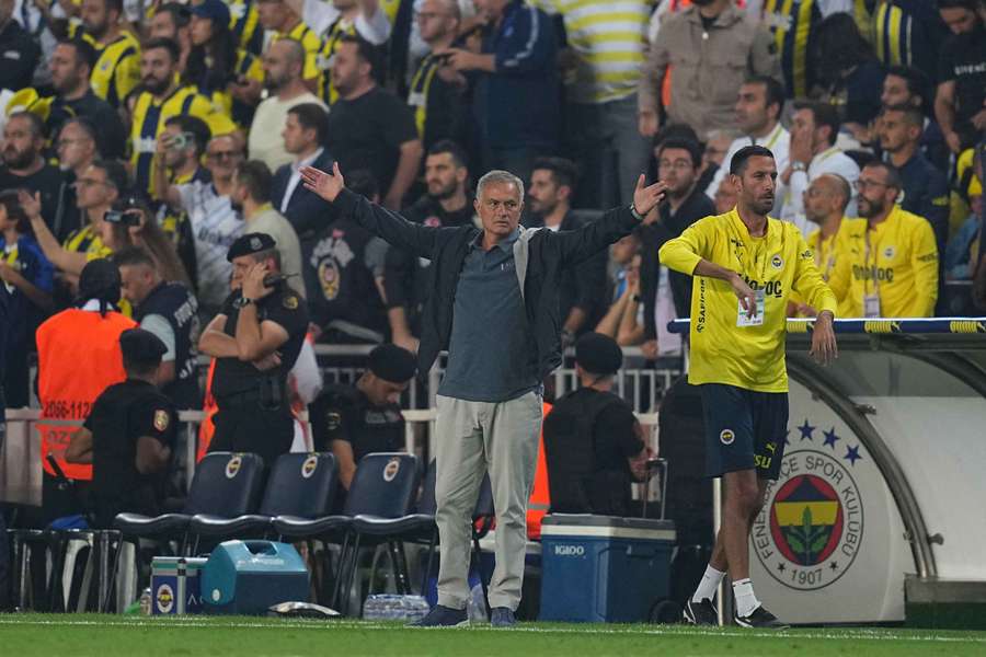 Mourinho během zápasu mezi Fenerbahce a Galatasarayem.