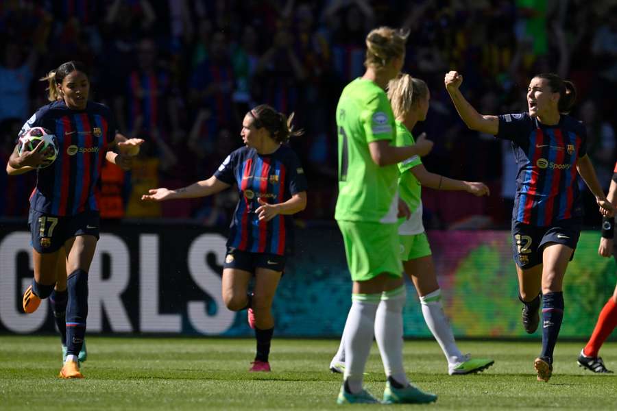 Mijlocașul spaniol al Barcelonei, Patricia Guijarro (R), sărbătorește după ce a marcat un gol