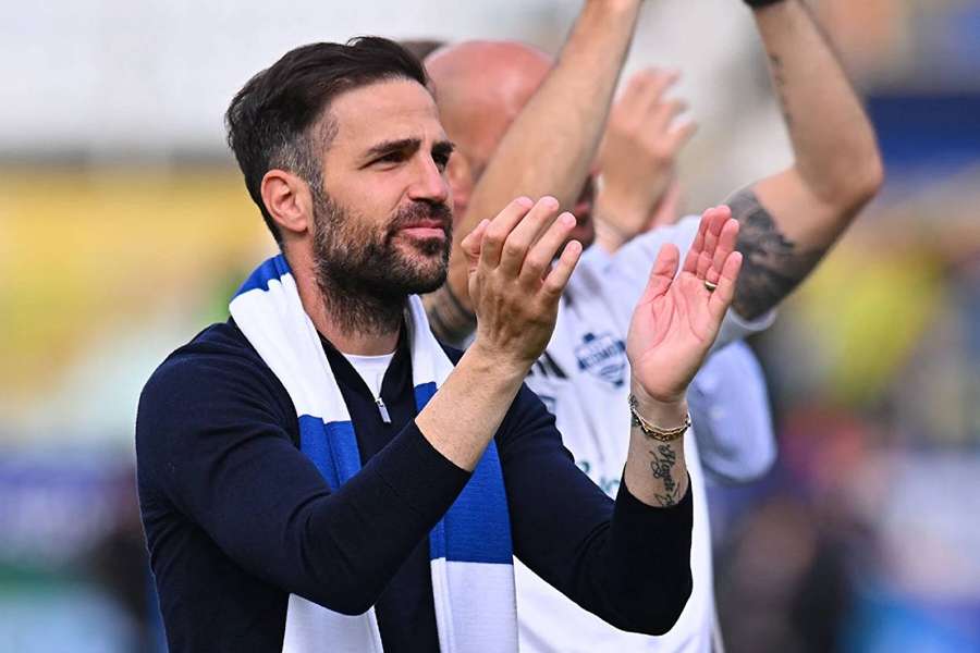 Trenér Cesc Fabregas by mohl nahradit Simoneho Inzaghiho v Interu.