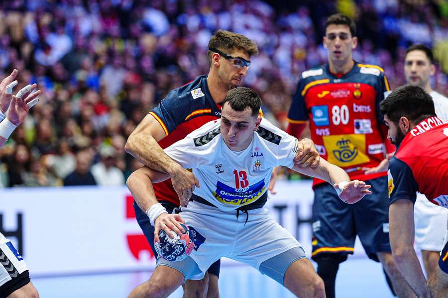 Serradilla, con gafas, intenta frenar a Uros Borzas, que tiene el balón