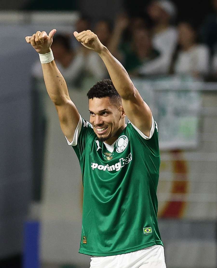 Paulinho fez primeiro gol pelo Palmeiras em vitória sobre Sporting Cristal