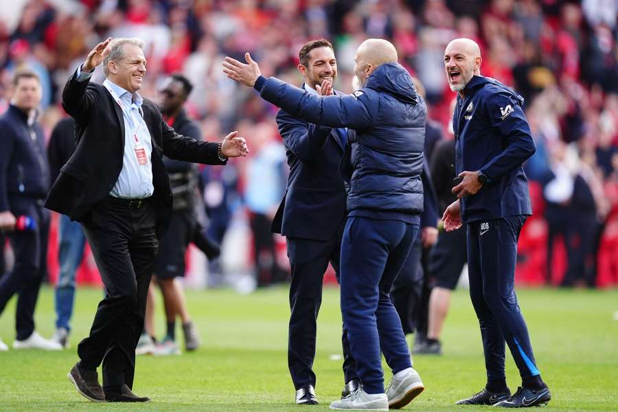 El propietario del Chelsea, Todd Boehly, celebra con Enzo Maresca tras el partido de la Premier League en el City Ground de Nottingham.