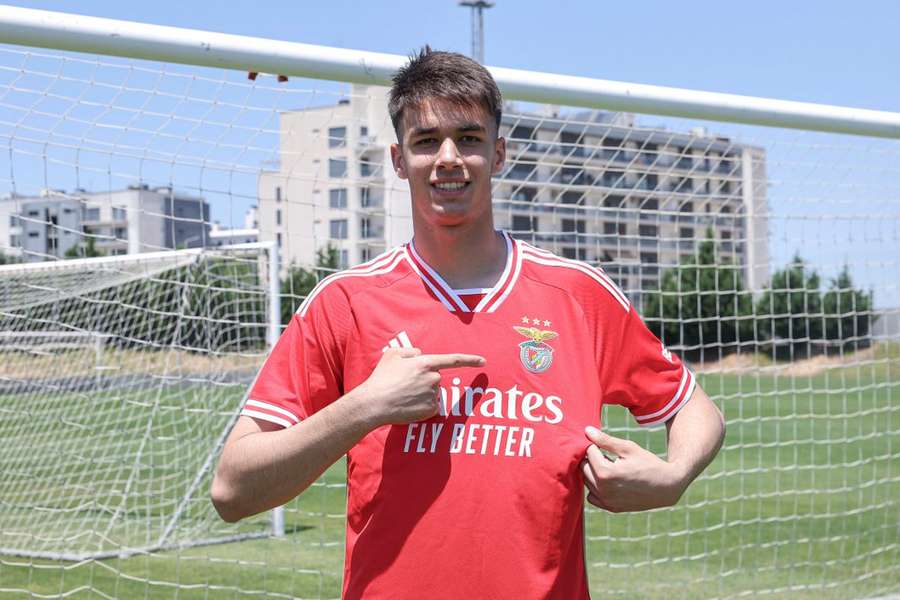 Luka Velickovic com a camisola do Benfica