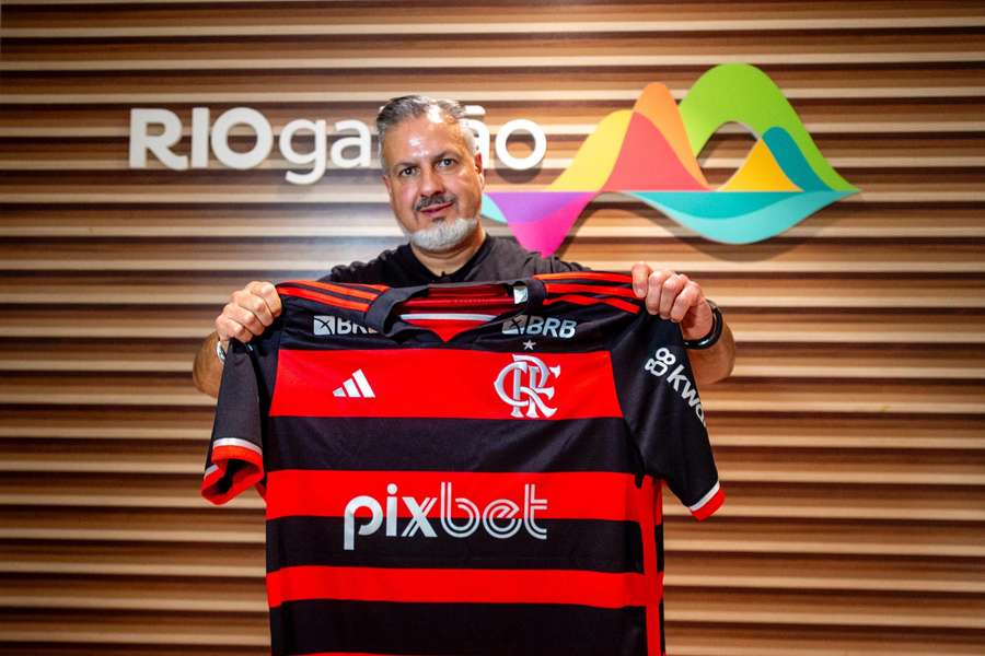 José Boto exibe camisola do Flamengo entregue ainda no desembarque no Aeroporto do Galeão