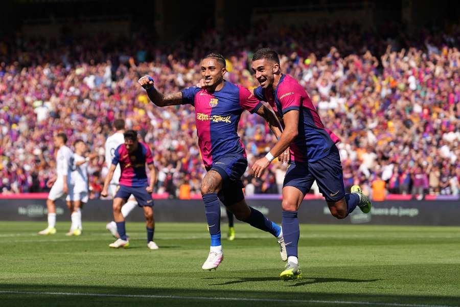 Raphinha celebra con Ferran el 3-2 ante el Madrid