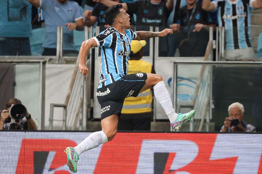 Cristaldo comemora na Arena do Grêmio