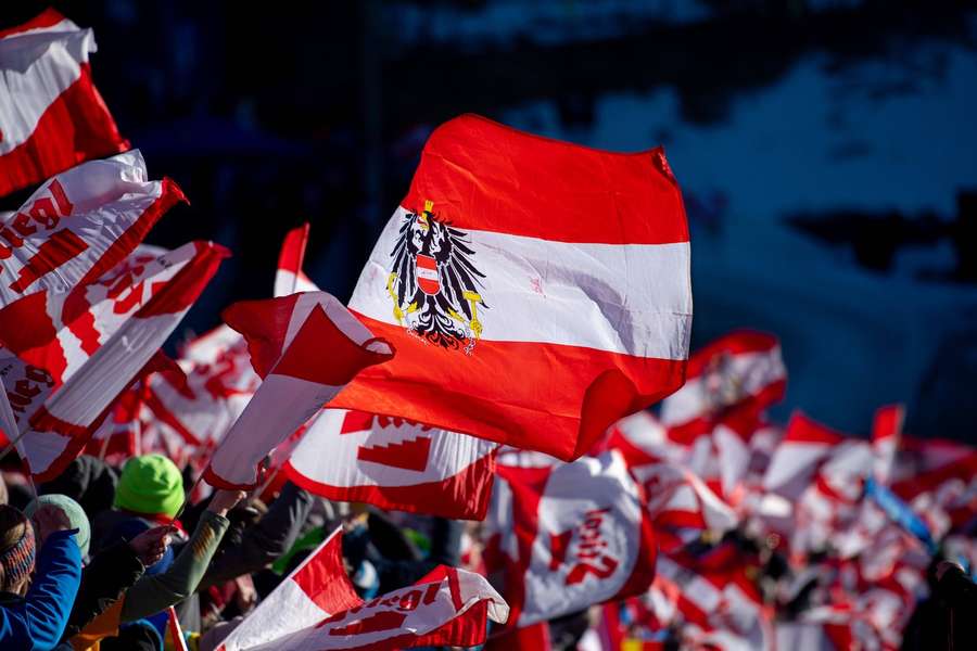 Österreichische Flaggen beim Skifliegen am Kulm.