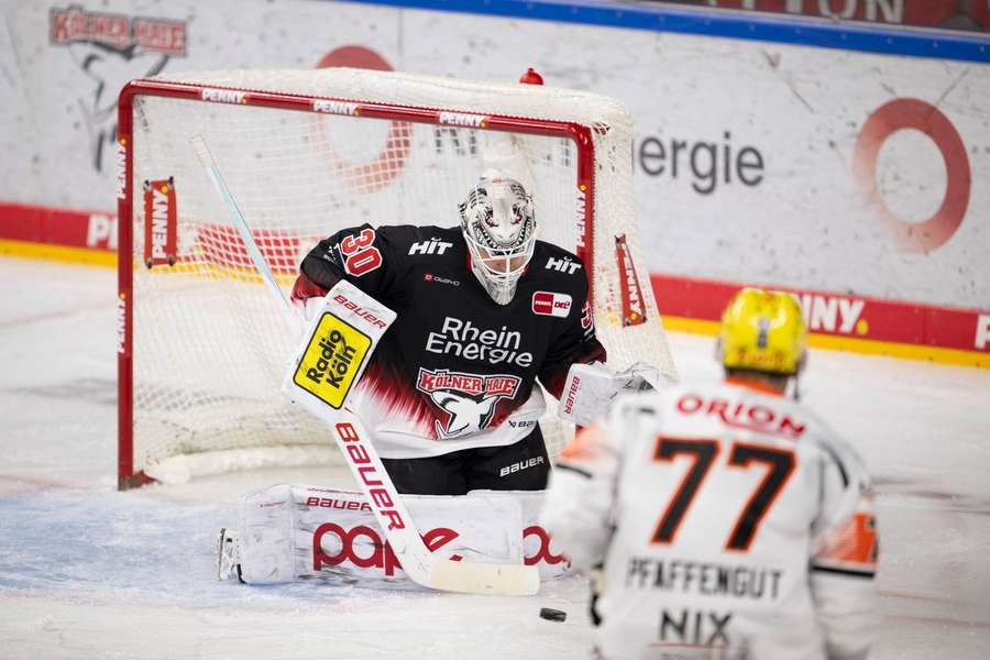 Der Kölner Keeper Janne Juvonen musste viermal hinter sich greifen Der Kölner Keeper Janne Juvonen musste viermal hinter sich greifen