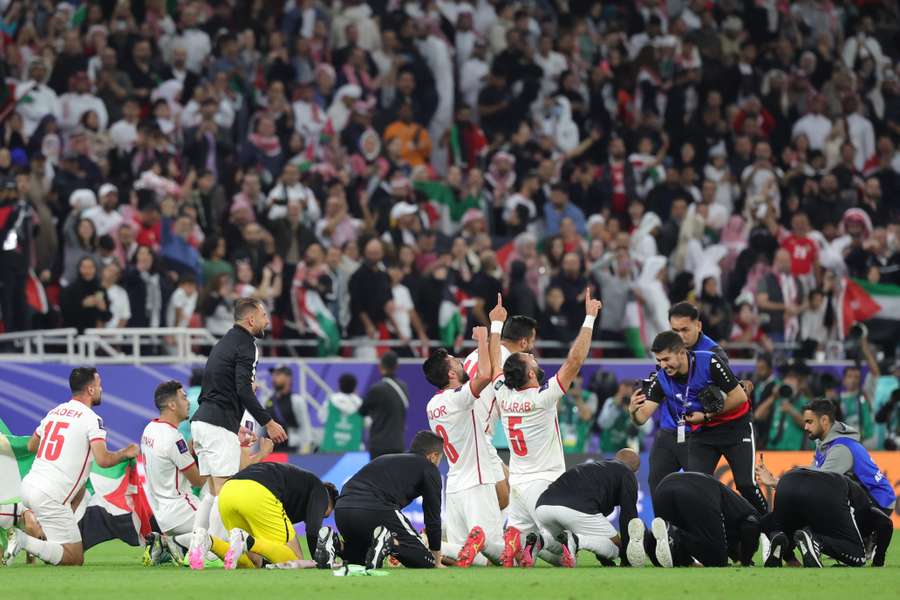 Os jogadores da Jordânia comemoram a chegada à final da Copa da Ásia