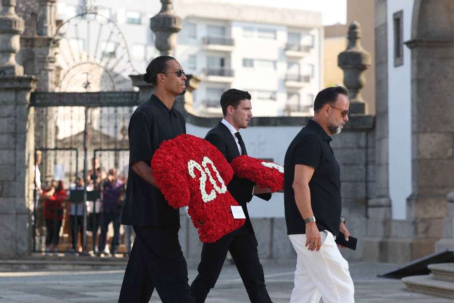 Van Dijk cu coroana de flori a jucătorilor lui Liverpool