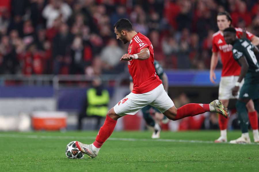 Pavlidis, de pênalti, marcou para o Benfica no Estádio da Luz