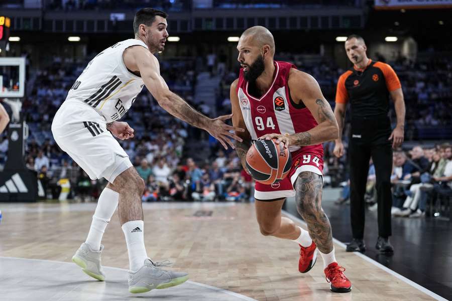 Uros Nikolic, en segundo término durante el Real Madrid-Olympiacos del pasado 2 de octubre